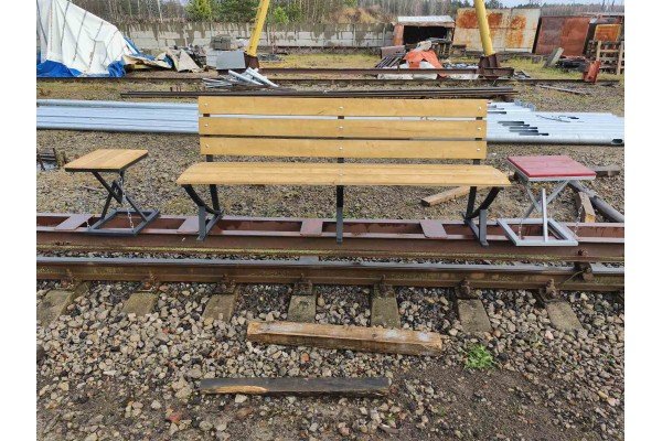 Лавочка - "молчалочка", а может быть "болталочка". Лавочка - "молчалочка", а может быть "болталочка".